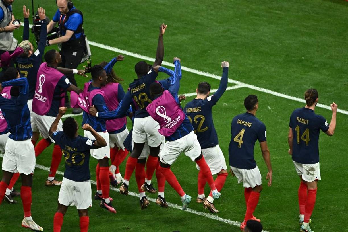 Aurélien Tchouaméni adelantó a los vigentes campeones del mundo con un potente disparo desde fuera del área (17) y empató al inicio del segundo tiempo Harry Kane (54), transformando un penal, con el que igualó el récord de goles de Wayne Rooney en la selección inglesa (53 ambos), pero Olivier Giroud marcó el segundo para los ‘Bleus’ (78), minutos antes de que el capitán inglés enviara a las nubes otro penal con el que podría haber provocado la prórroga.