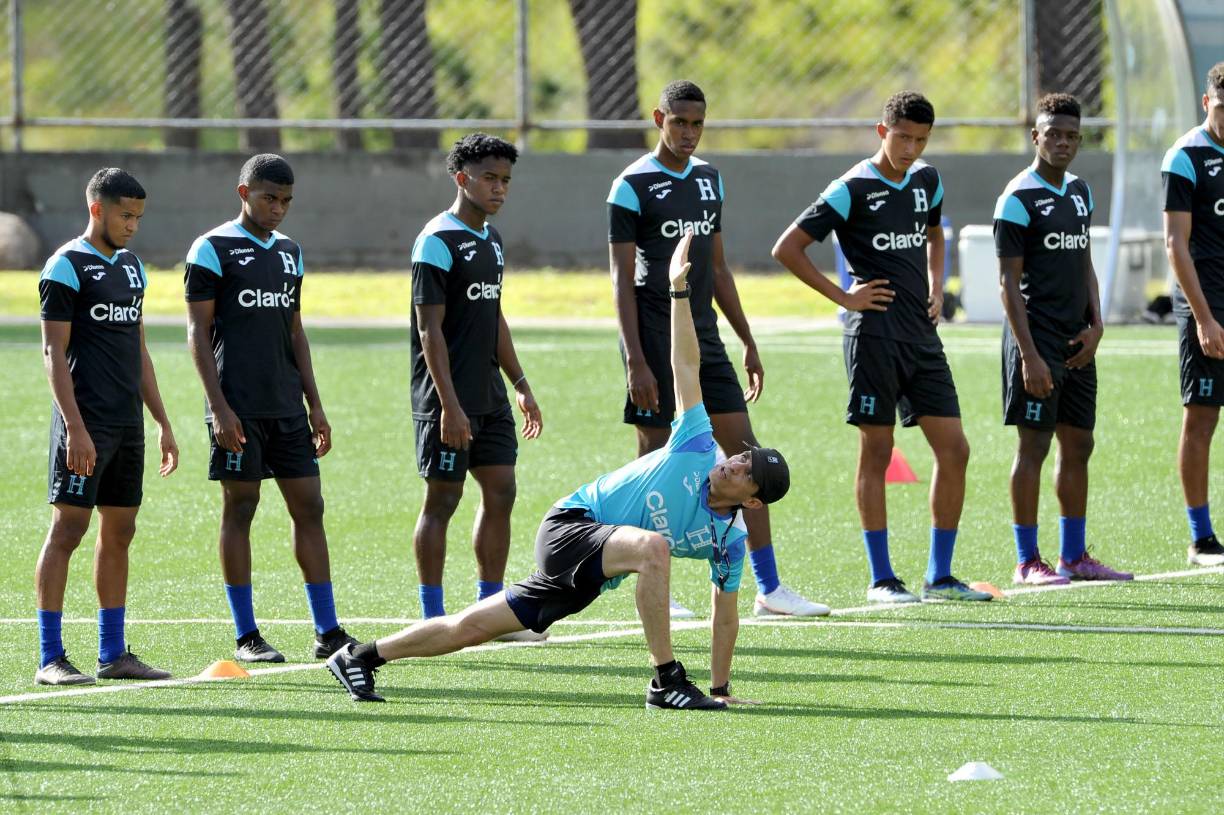 Momento que el preparador físico le da las instrucciones a los jugadores de Honduras.