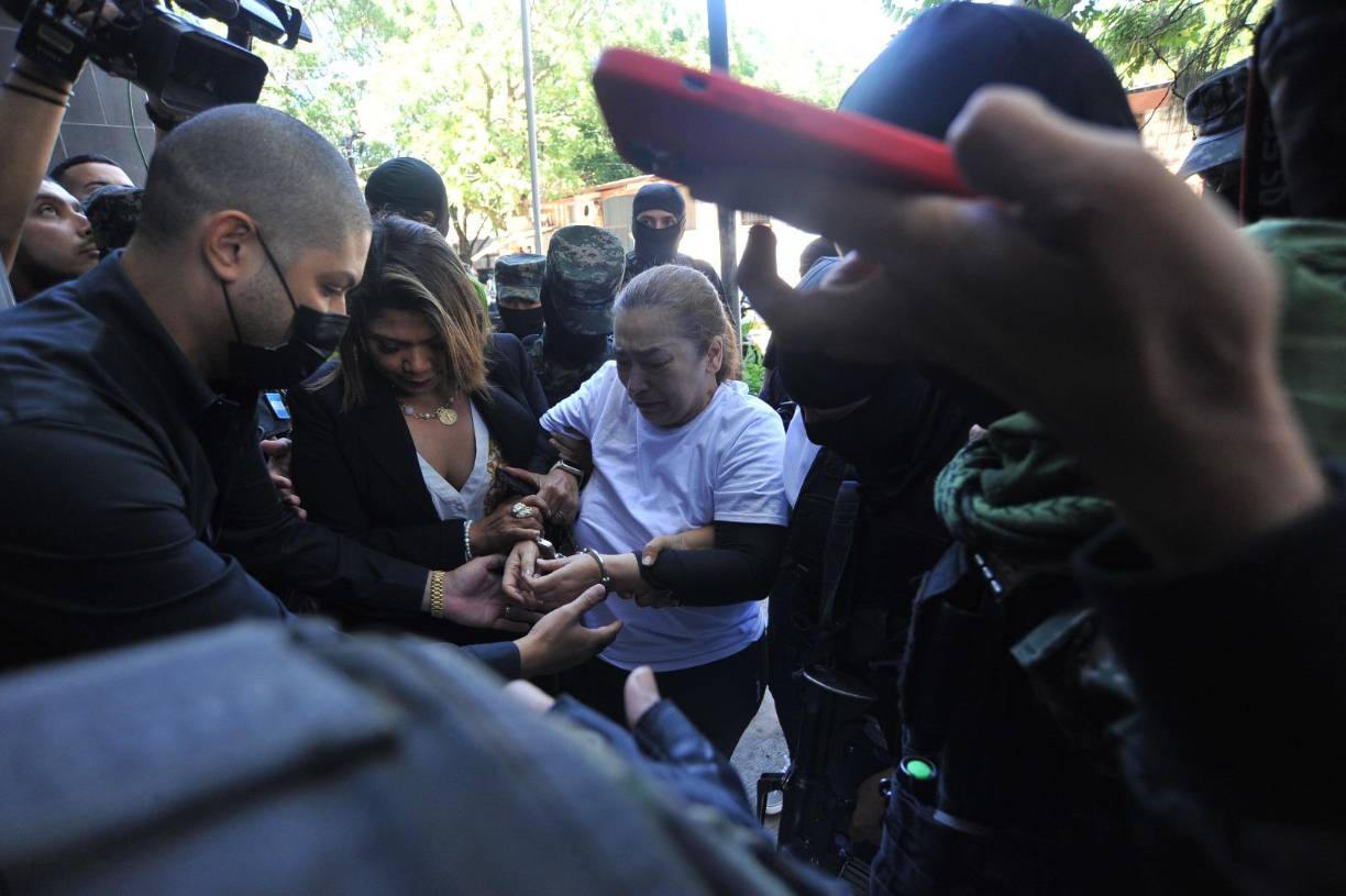 Lo anunciado por la CSJ ocurre tras la detención de la exfuncionaria durante la madrugada en el punto fronterizo de Guasaule, en el departamento de Choluteca, cuando pretendía ingresar a Nicaragua, afirmó inicialmente el Ministerio Público.