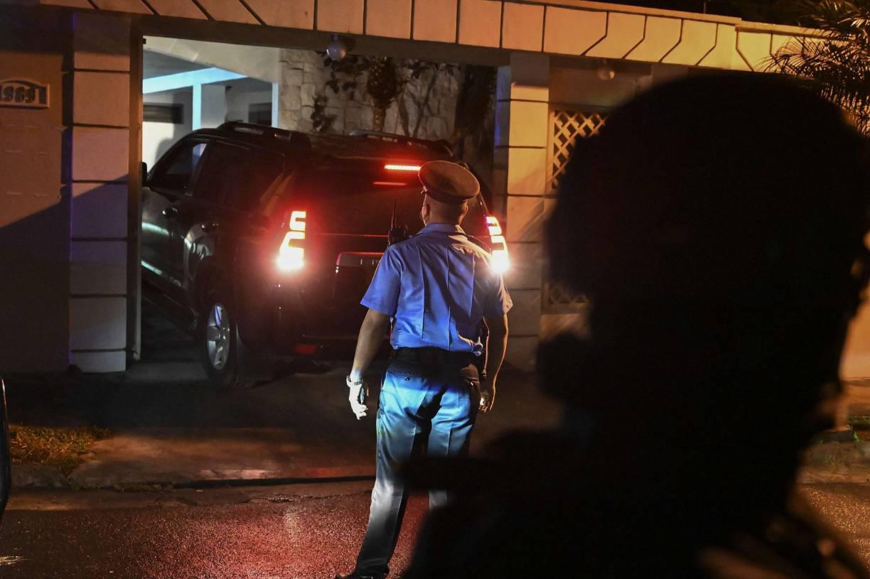 Las luces de patrullas y vehículos de seguridad iluminaban la calle, y las sirenas se escuchaban a lo lejos. 