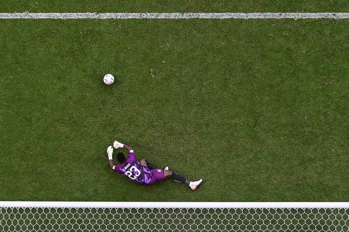  Una discusión en la que el presidente de la Federación de Fútbol de Camerún, Samuel Eto’o, quien pone nombre a la academia de la que salió Onana, optó por apoyar a su seleccionador.