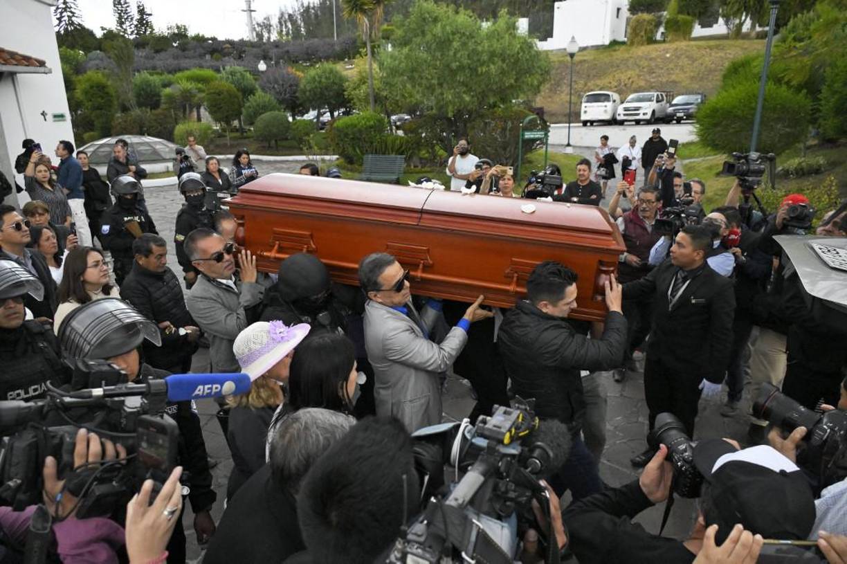  “Es una pérdida, una herida muy grande para el Ecuador”, dijo a EFE Alexandra Guevara, quien asegura que el líder “era la única persona a carta cabal, una persona honrada que luchó contra la corrupción y el correísmo”.