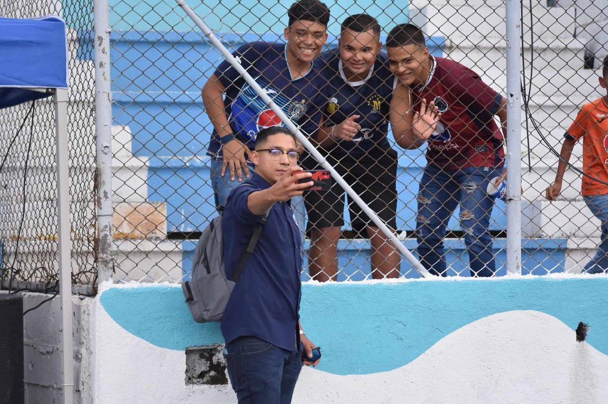 La foto de Emilio Izaguirre con algunos de los aficionados en las graderías del Chelato Uclés.