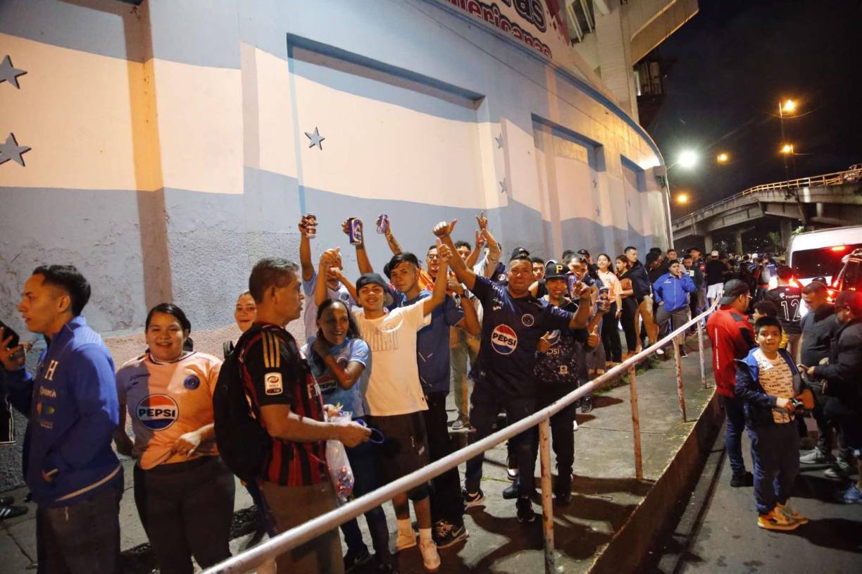 Barra del Motagua enciende la final con ambientazo en las gradas