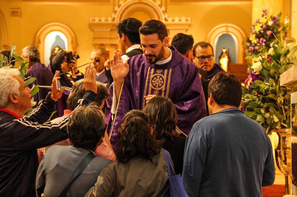 Fue a través de TikTok donde internautas enloquecieron por el bello rostro del joven sacerdote de nacionalidad argentina quien recibia cirios y dedicaba una liturgia eucarística.