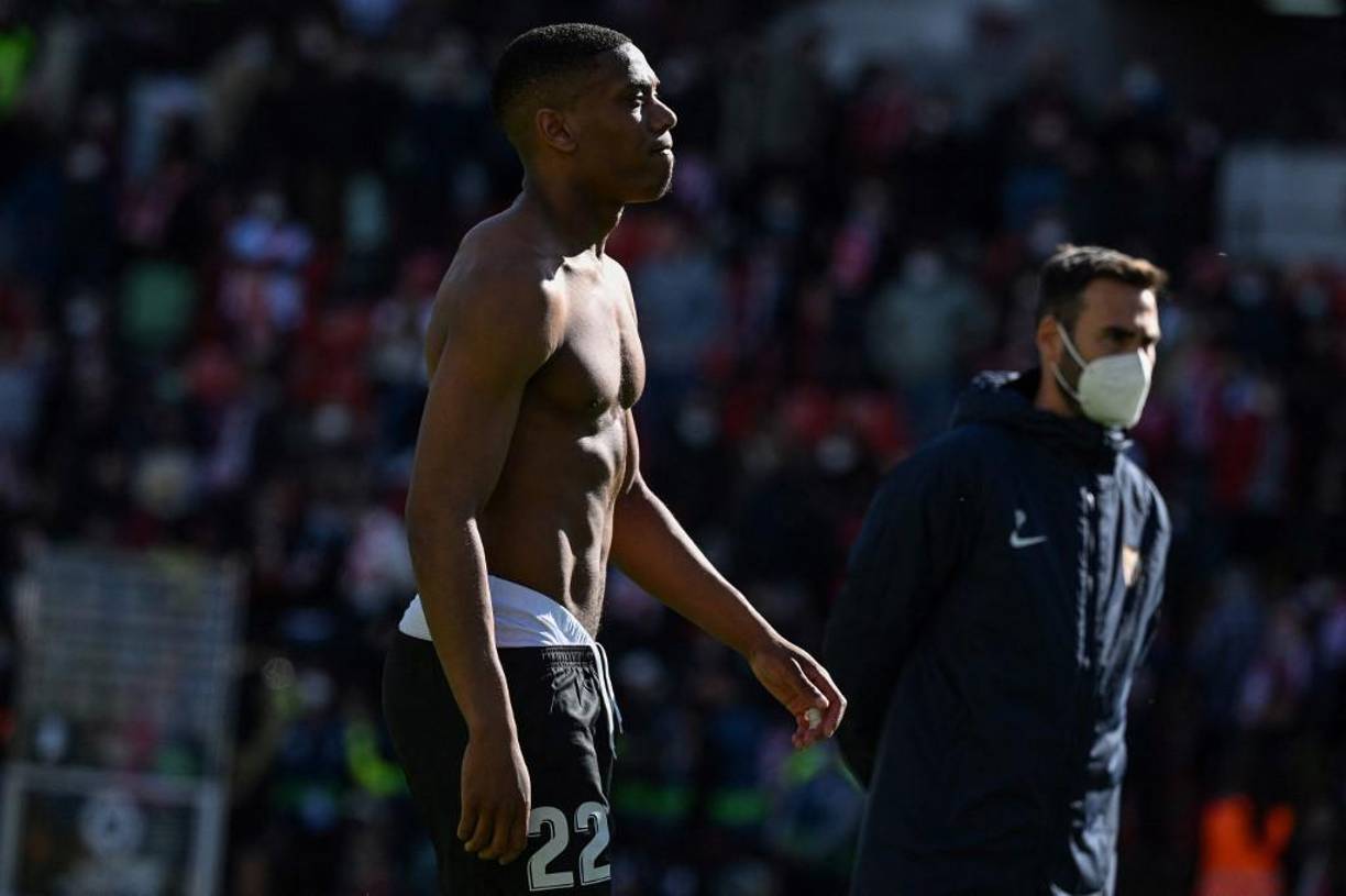 Anthony Martial: El delantero francés se encuentra cedido en el Sevilla y Manchester United planea venderlo.