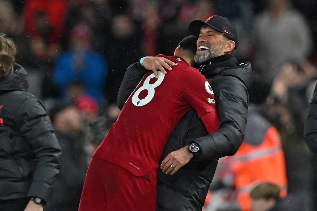 Jürgen Klopp fue abrazado por el delantero Darwin Núñez, jugador que anotó un doblete.