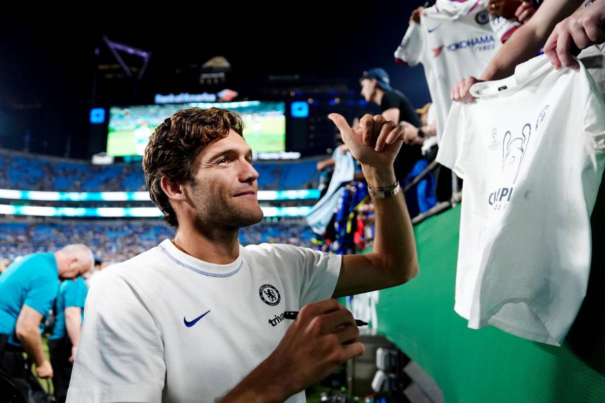 El defensa español Marcos Alonso ha llegado a Barcelona pero el anuncio de su fichaje por el club azulgrana está pendiente de las salidas. El equipo catalán necesita liberar masa salarial para poder incorporar al madrileño. En cuanto se produzca esta variable, el futbolista del Chelsea ya será jugador culé.