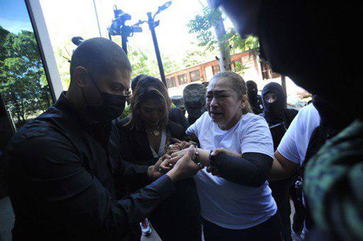 La exministra de Finanzas es señalada de delitos relacionados con la compra de siete hospitales móviles valorados en 47 millones de dólares. Un juez le dictó detención judicial