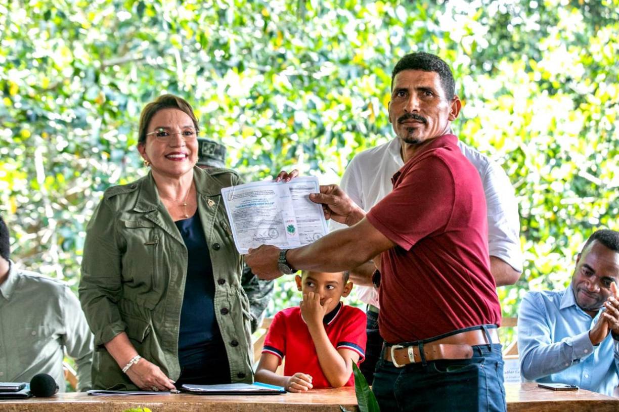 Enfatizó que su Administración ha venido “protegiendo” los bosques, ríos y cuencas para las próximas generaciones y exhortó a los hondureños a “proteger con determinación y valentía” la biodiversidad, “herencia de nuestros ancestros y de nuestra naturaleza”.