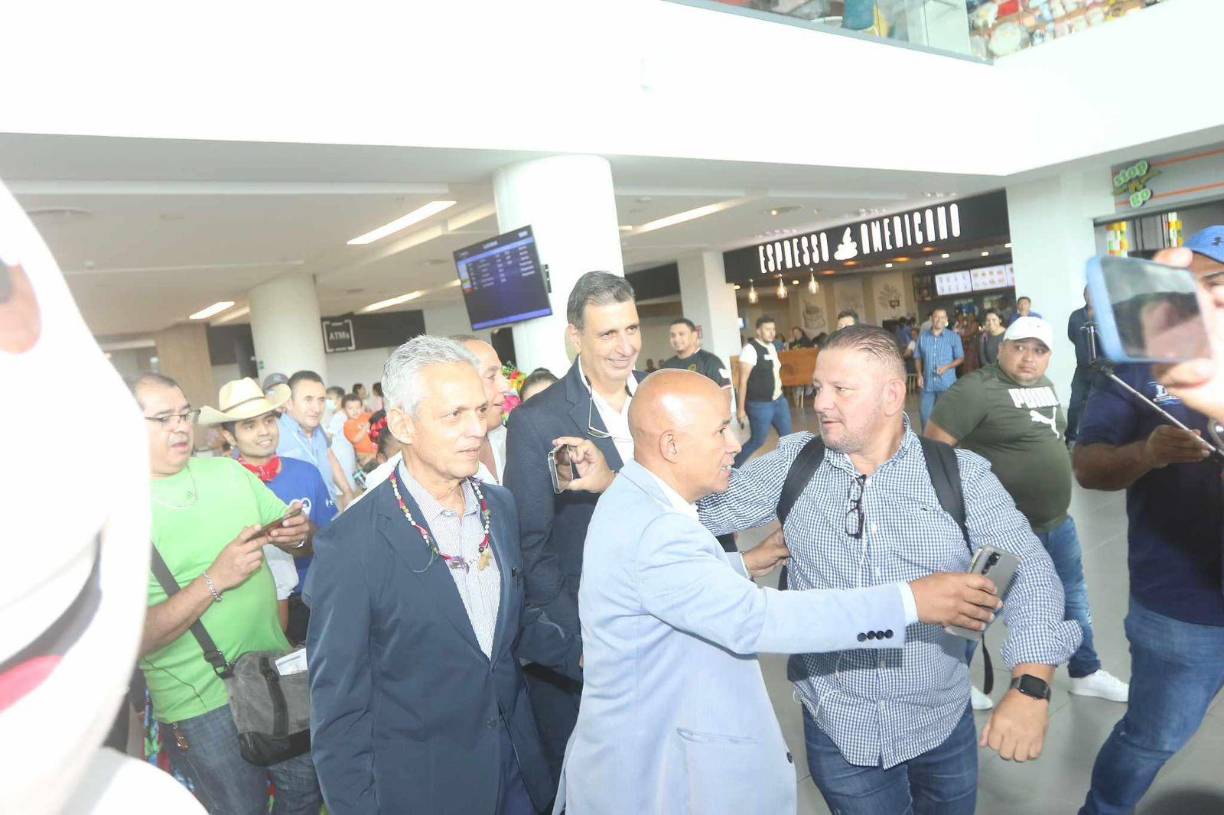 Su llegada al aeropuerto Palmero generó mucha euforia por parte de los aficionados presentes.Estas fueron las mejores postales de su arribo a territorio catracho.