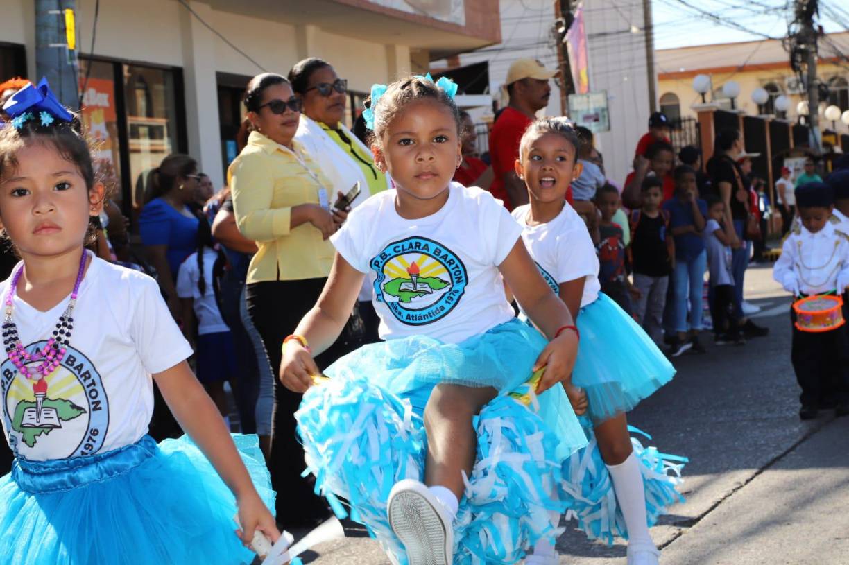 Los niños se lucen en desfiles patrios en La Ceiba