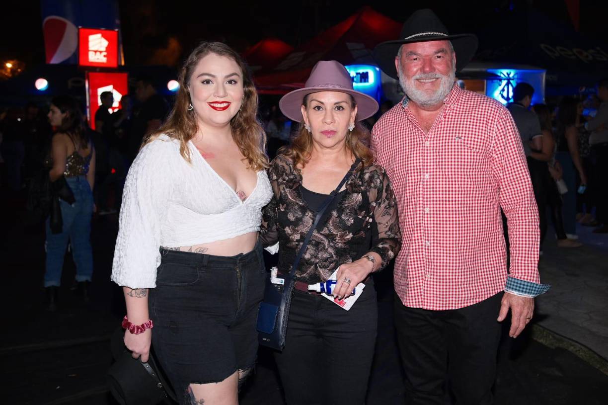 Angie Contreras, Zoila Santos y Roberto Contreras