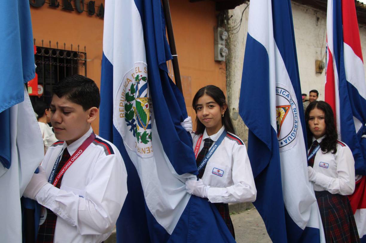 Cabe mencionar que los portadores de las banderas de las hermanas Repúblicas centroamericanas son alumnos de excelencia académica