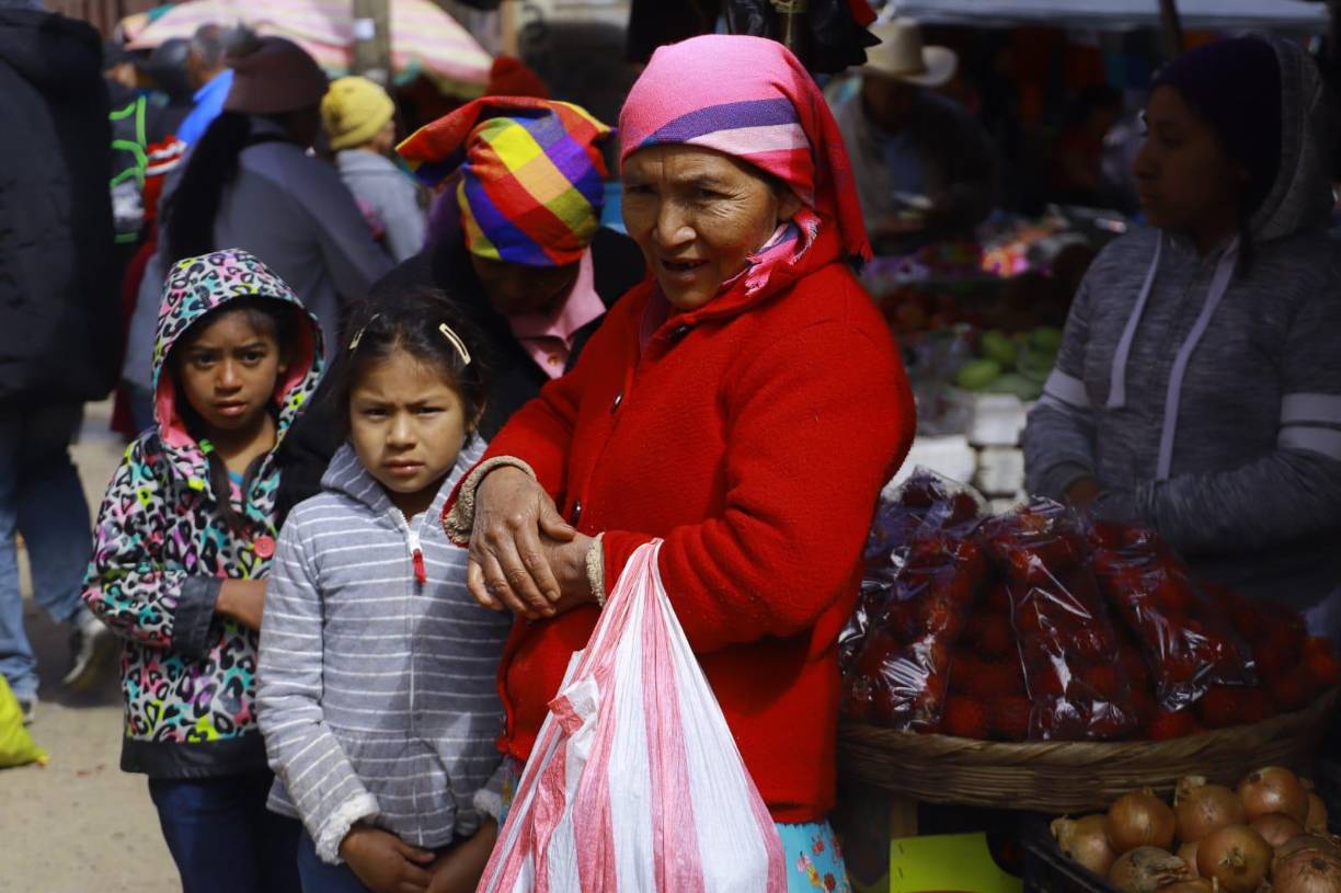 Las bajas temperaturas provocadas por una cuña de alta presión han obligado a los pobladores del departamento de Intibucá a sacar sus suéteres. 