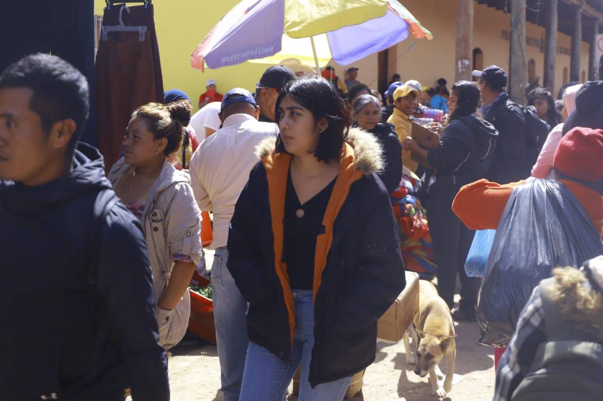 Frío obliga a intibucanos a sacar sus suéteres