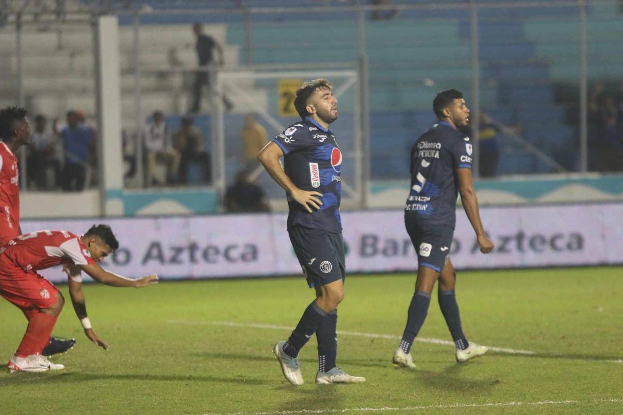 La molestia se empezó y frustración se empezó a apoderar de los futbolistas azules, ya que no encontraban el gol del triunfo.