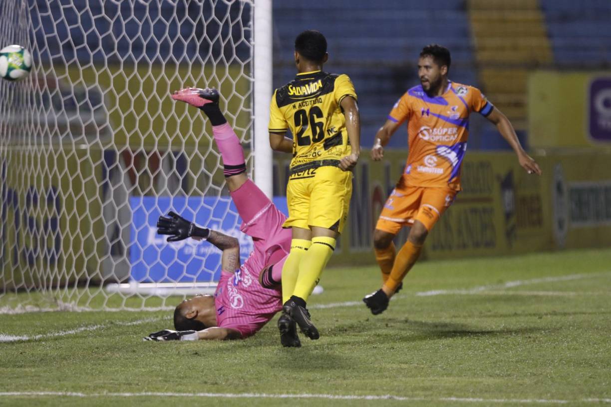 En el tiro libre, Jhow Benavídez cobró y tras un par de rebotes, Devron García se lanzó de chilena, asistiendo a Marco Aceituno.