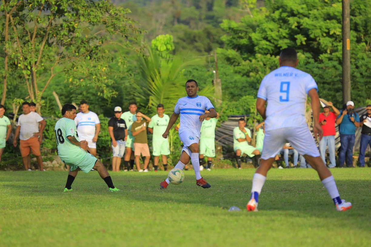 Amado Guevara y Rambo de León fueron los más solicitados. La gente los alabó. “Gracias a Dios nos da la oportunidad de poder compartir con ellos y nos sentimos contentos”, dijo Amado Guevara.