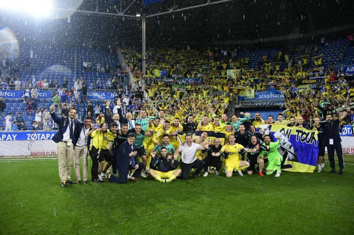 La plantilla del Cádiz celebró la permanencia gracias al gol del Choco Lozano.