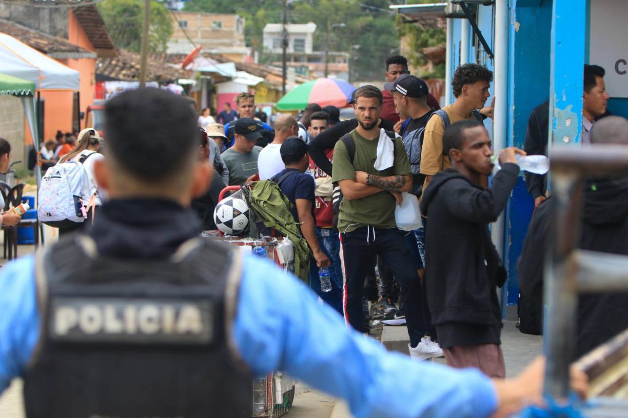 Como Maite y Julio, a muchos migrantes los ha frenado la falta de recursos económicos, pero otros no lo piensan dos veces y deciden sacrificar su economía para seguir adelante en su travesía, especialmente cuando escuchan la garantía de ser trasladarlos “por una ruta más rápida y sin paradas”.
