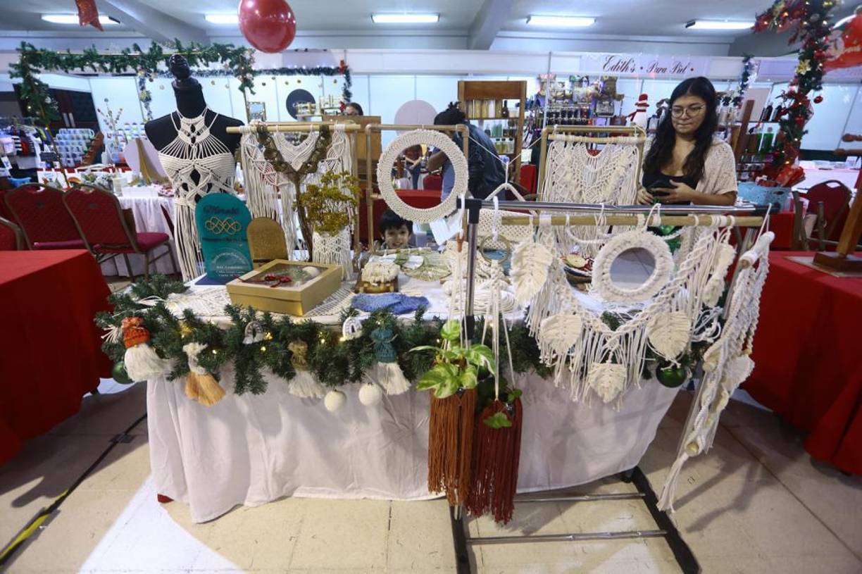 Ropa y accesorios de hilo hecho a mano.