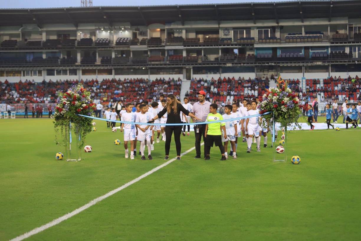 La nueva grama del Estadio Nacional es una mesa de billar. Es la primera cancha del país con grama híbrida, al estilo del fútbol europeo.