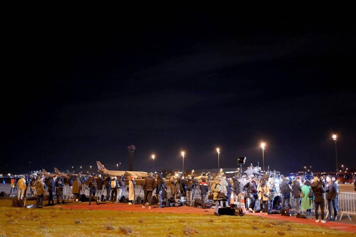 Cientos de hinchas recibieron al conjunto francés a pesar de caer derrotado en la tanda de penales ante la Albiceleste.