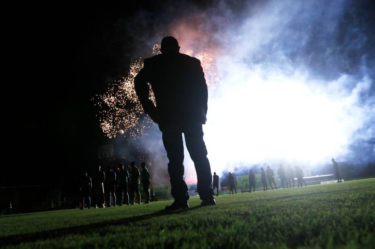 Los fuegos artificiales aparecieron en el Estadio Luis Girón de La Lima, Cortés.