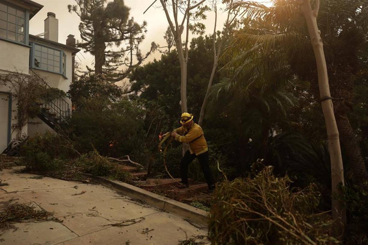 En una entrevista que concedió a la cadena NBC, el gobernador calificó de desinformación las críticas propaladas por el futuro mandatario en los últimos días, y ratificó que ha pedido una investigación en torno a la presunta falta de suministro de agua en el embalse de Santa Ynez, en el condado Santa Bárbara.