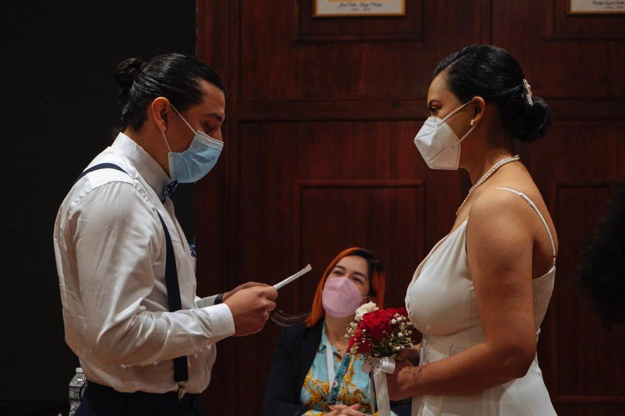 12 parejas se juraron amor eterno en romántica ceremonia celebrada en la municipalidad. 