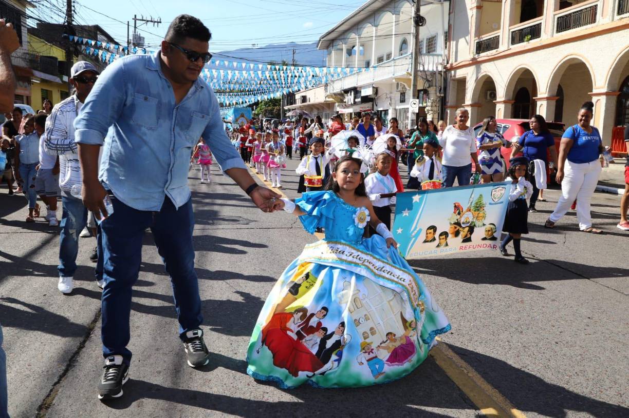 Los niños se lucen en desfiles patrios en La Ceiba