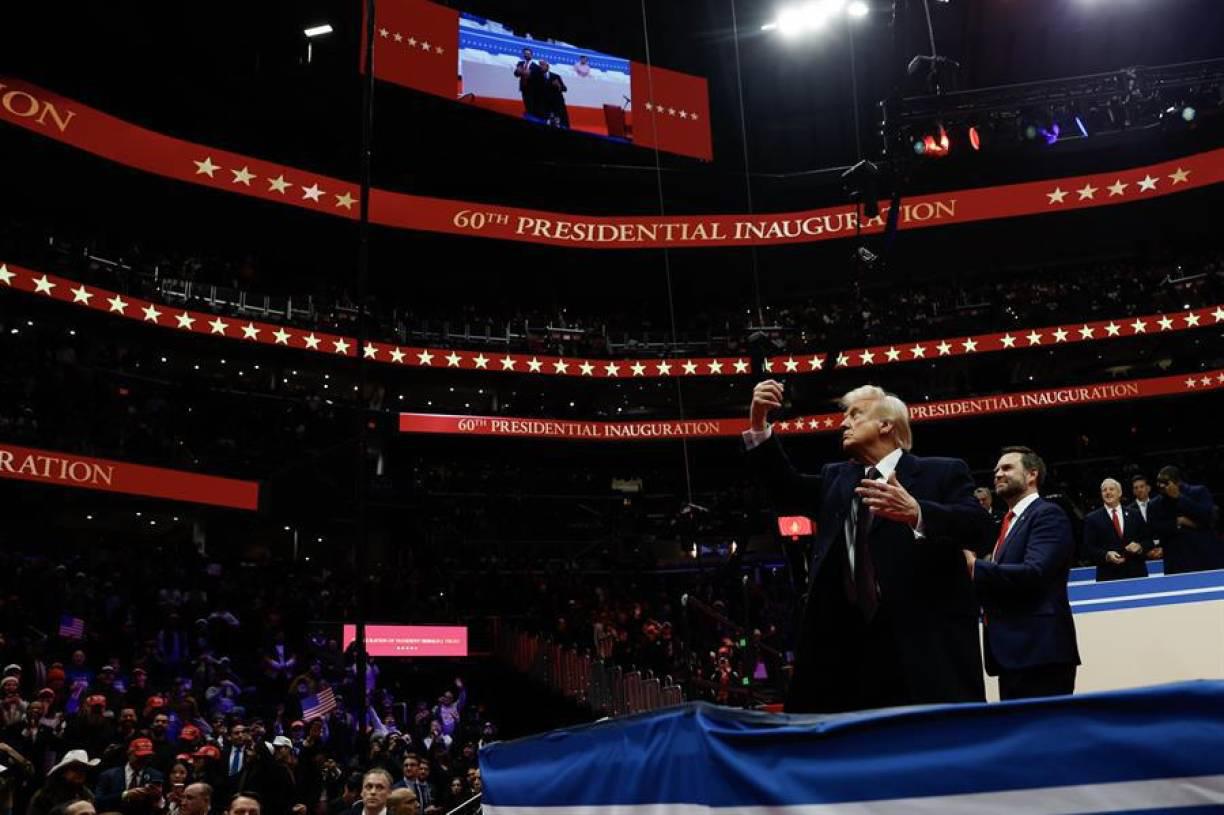 En este sentido, los decretos ejecutivos incluyen una declaración de “emergencia energética nacional” destinada a aumentar la producción energética nacional y reducir los costos para el consumidor.