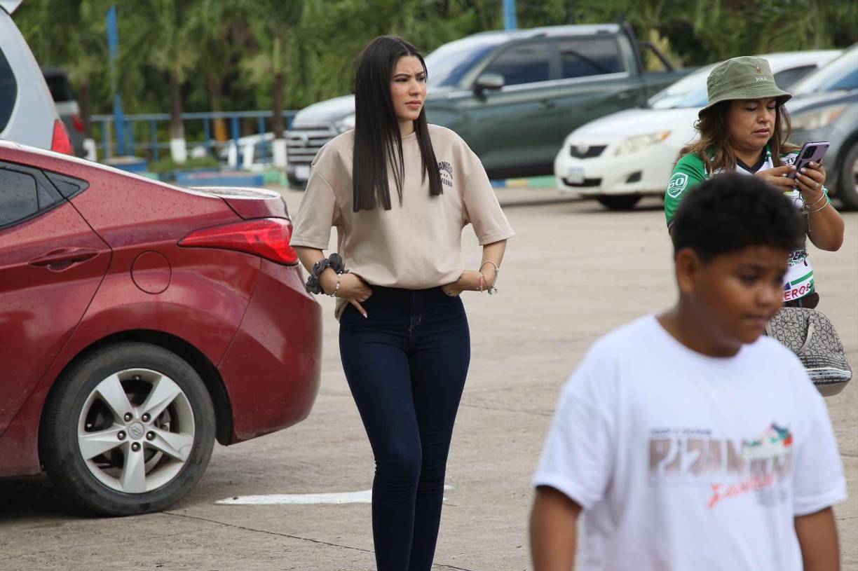 Las chicas también engalanaron en la previa del juego entre Juticalpa FC y Olimpia.