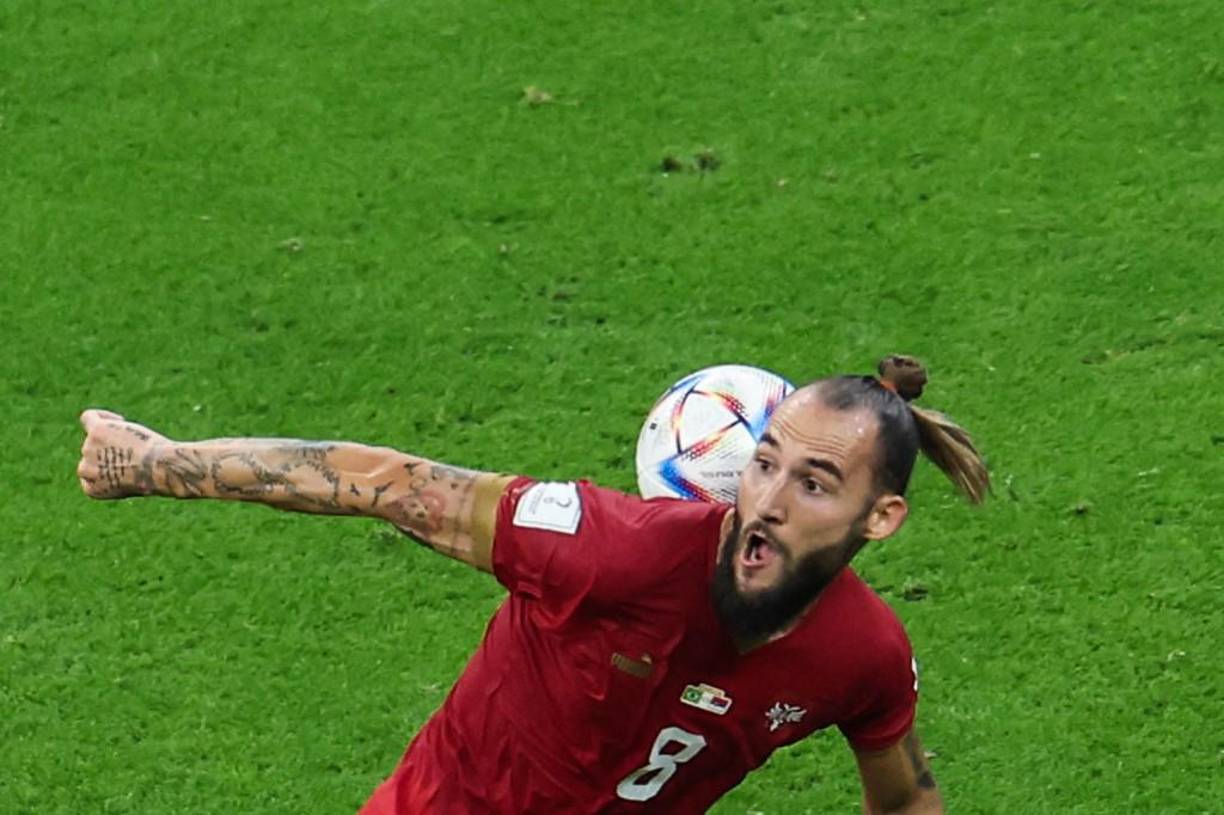 El volante Nemanja Gudelj de Serbia es acusado supuestamente de mantener una aventura con la pareja de <b>Jovic</b>, Sofija Milosevic, la noche previa al debut ante Brasil en el Mundial de Qatar.