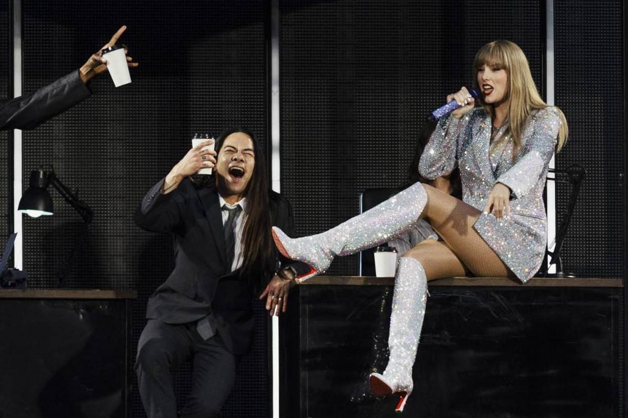 El año pasado, la cantante Taylor Swift subió a la categoría de artista multimillonaria luego de un análisis de la empresa financiera Bloomberg, con la conclusión de que actualmente es acreedora a un patrimonio neto de mil cien millones de dólares (18 mil millones de pesos), informó Variety.