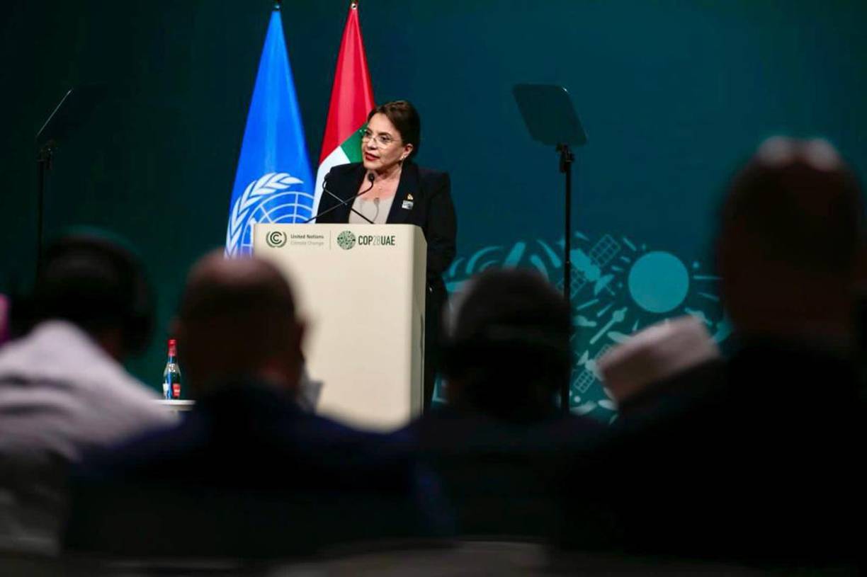 La presidenta de Honduras, Xiomara Castro, responsabilizó este viernes al capitalismo de ser el “principal responsable de la catástrofe climática” en el mundo, y propuso siete medidas “urgentes” contra los efectos de la crisis climática durante su intervención en la cumbre del Clima de Dubái (COP28).