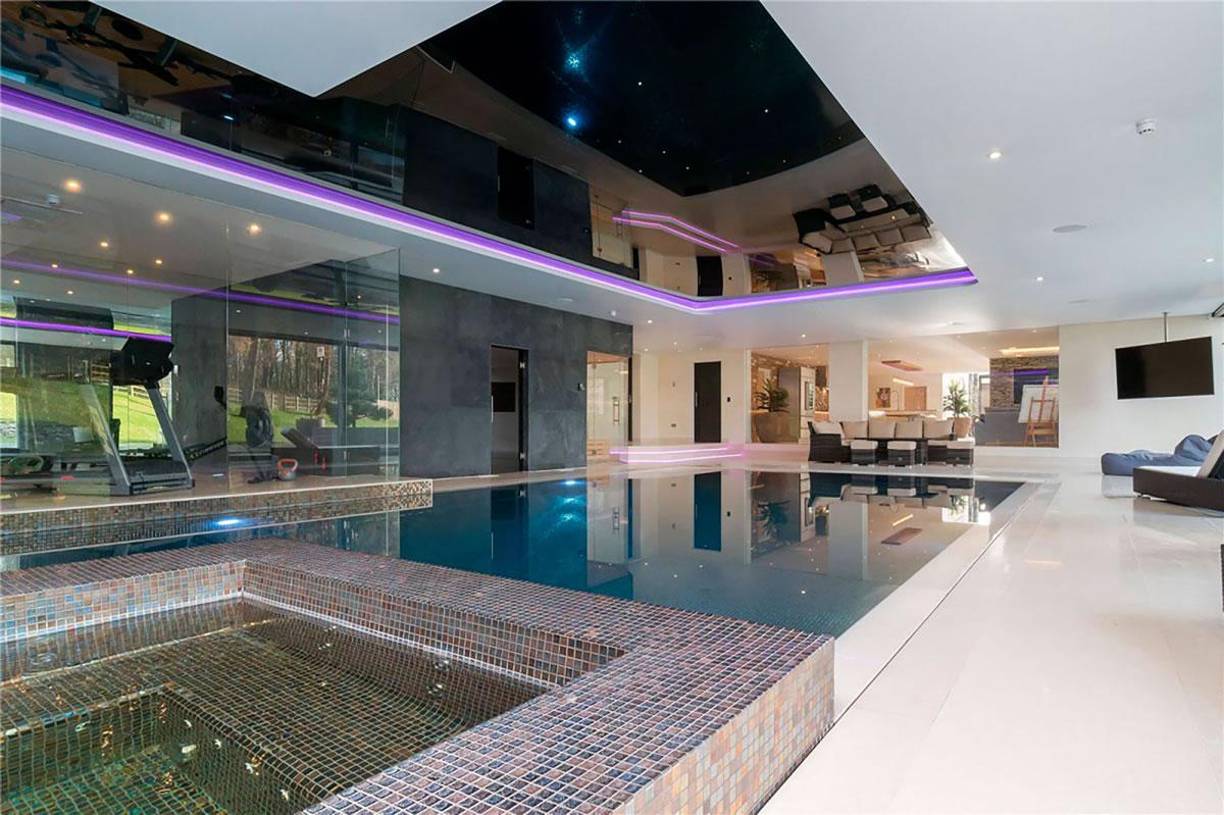 El jacuzzi con el que también cuenta esta bella casa de CR7 en Mánchester.