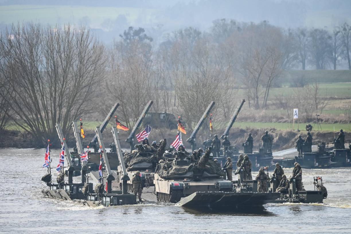 Más de cien metros de anchura separan una orilla de la otra en el Vístula. El objetivo del ejercicio es claro: las Fuerzas Armadas polacas, con el apoyo de equipo militar y con más de 5.000 soldados de países aliados, deben conseguir transportar a los tanques y militares de un lado a otro, en el menor tiempo posible y sin ningún fallo táctico.