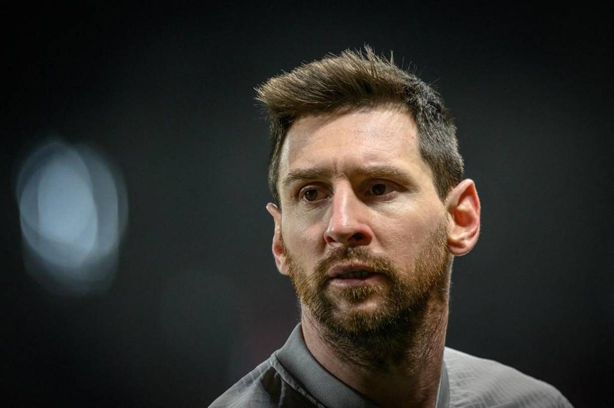 Nuevos indicios y pistas tratan de ir arrojando luz al futuro de un Lionel Messi que se mantiene incierto. Porque acabará contrato a final de temporada con el PSG y será entonces libre para cambiar de aires, aunque el combinado parisino trata como sea de poder asegurar la continuidad de este delantero en sus filas cuando expire ese contrato.
