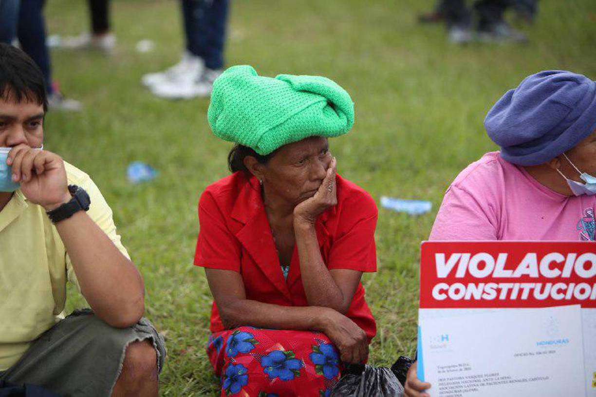 Desalojan a pacientes renales que tenían toma de carretera