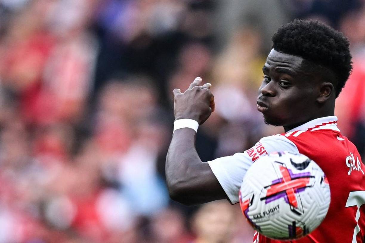 El delantero inglés <b>Bukayo</b> <b>Saka</b> firmó un nuevo contrato de larga duración con el Arsenal. Medios ingleses señalan que renovó hasta el 2027.