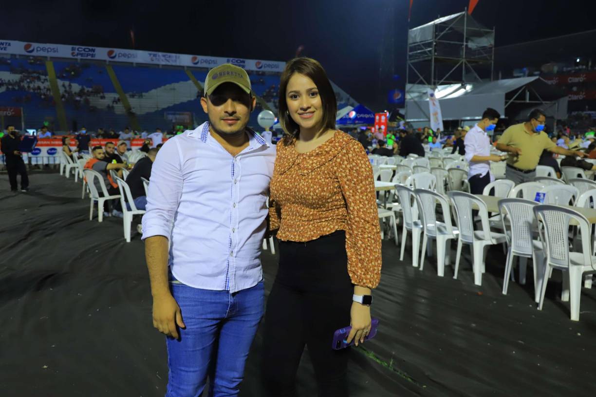 Entre gritos, algarabía y fans que aclamaban su nombre, Marco Antonio Solís salió al escenario a las 10:15 pm. 