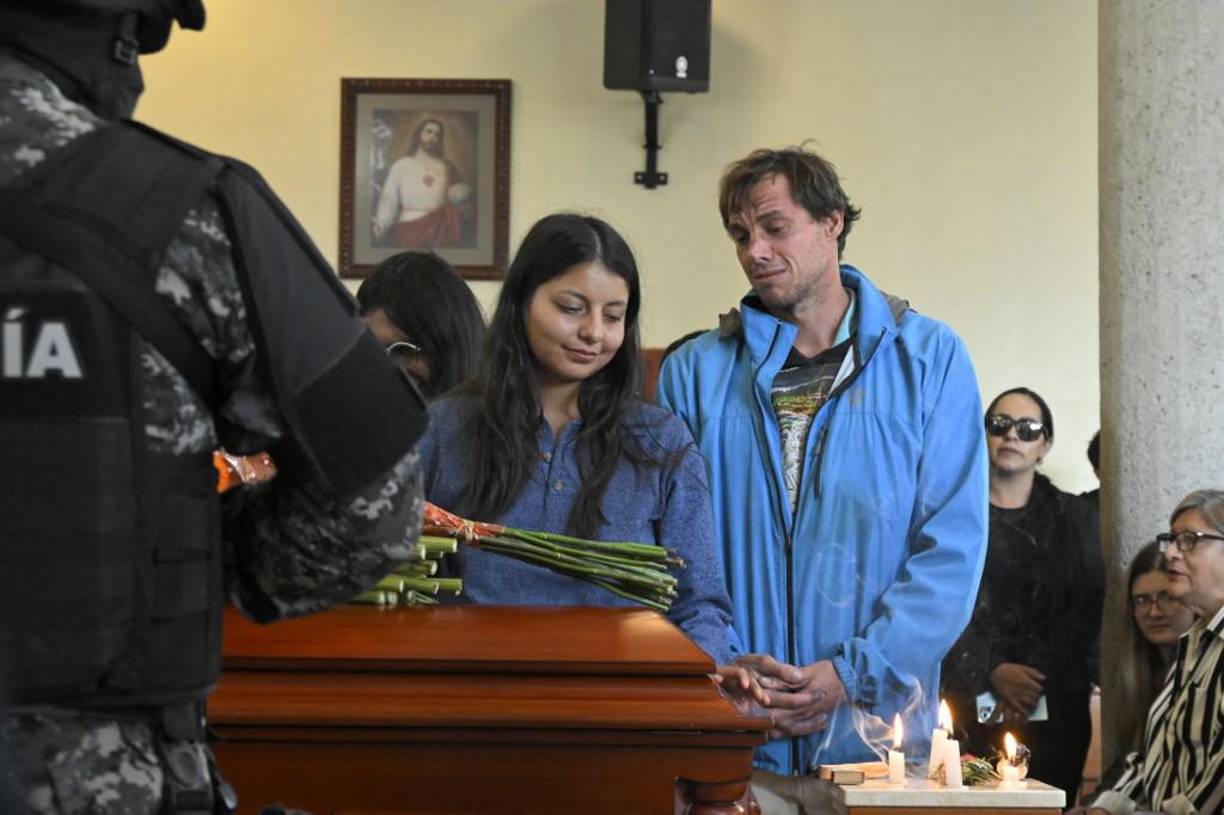 “Mi papi se puso toda la corrupción de un país encima, pero yo veo que no está solo, que tiene a muchas personas aquí hermosas acompañándole”, aseguró a los medios, a la entrada del Memorial, una de sus hijas, Tamia Villavicencio, quien quiso honrar a su padre con una canción, aferrada a un retrato pintado de él.