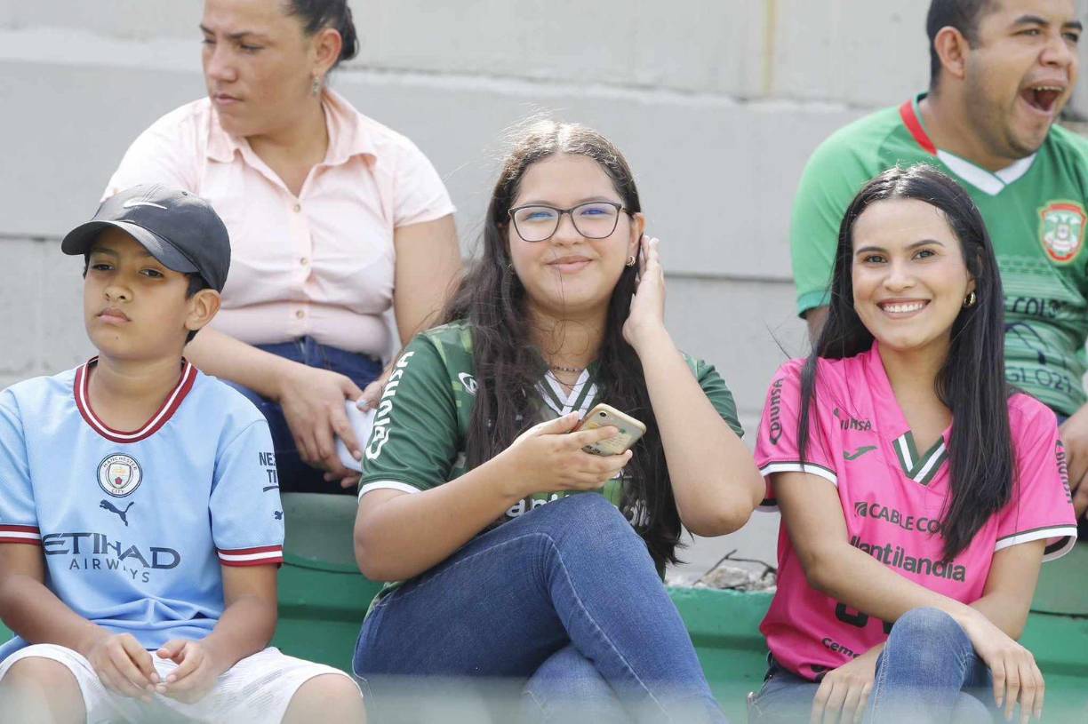 Una gran presencia de hinchas verdolagas llegaron al Yanckel Rosenthal para ver al Monstruo Verde. 