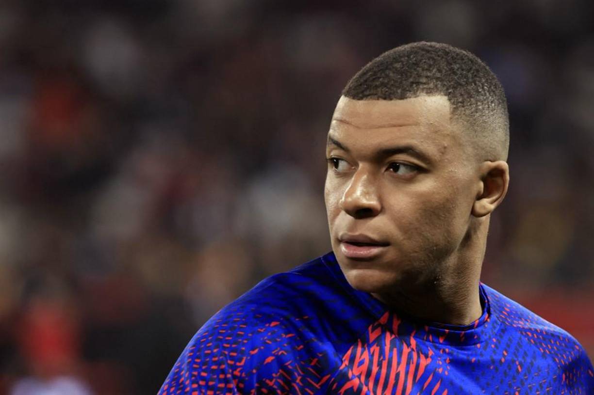 Kylian Mbappé ha generado revuelo al dejar entrever que prácticamente se quedará en el PSG e inclusive indicó que se ve ganando la Champions con los parisinos lo más pronto posible.