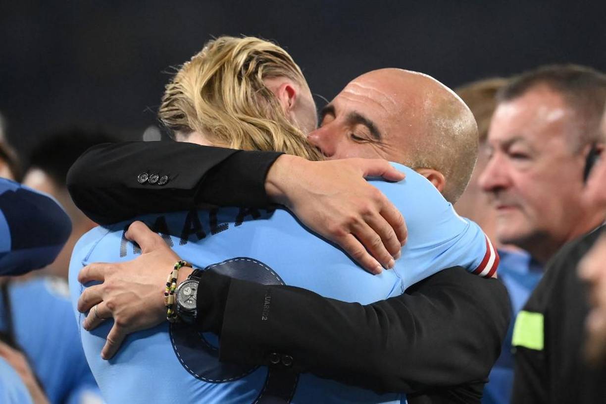 Haaland se dio un efusivo abrazo con Pep Guardiola tras el final del partido.