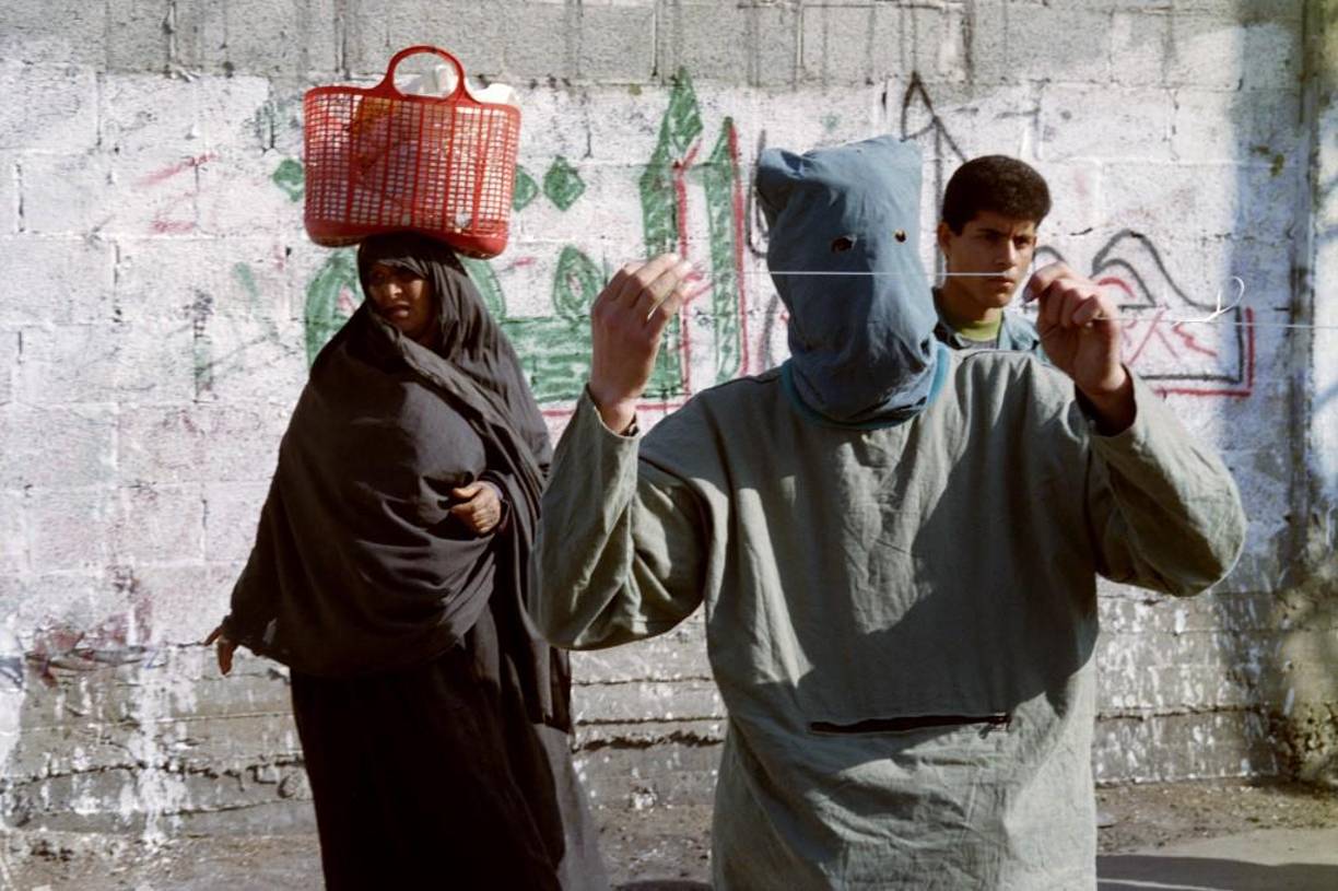 Egipto abrió el miércoles el paso de Rafah, por donde entran limitadas cantidades de ayuda a la Franja de Gaza, para recibir a heridos graves de los constantes bombardeos israelíes sobre el enclave y permitir la salida de palestinos con pasaporte extranjero y nacionales de otros países, incluido personal de ONG y agencias internacionales.