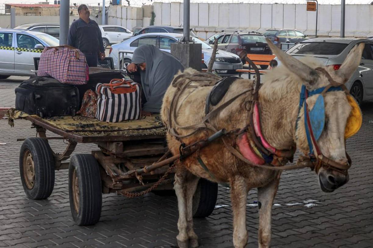 Otro asegura que a la altura del campo de refugiados de Al Bureij se dio la vuelta, porque la carretera estaba bloqueada con cemento y grava.