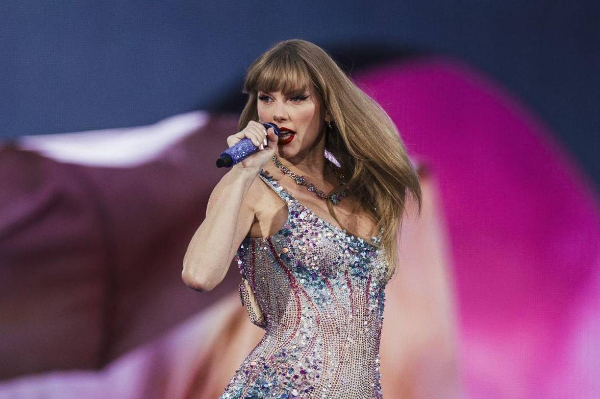 La compañía Bloomberg aclaró que para este resultado no se tomaron en cuenta las ganancias de la película-concierto Taylor Swift: The Eras Tour, ni la gira internacional que está próxima a llevarse a cabo; por lo que el verdadero patrimonio neto de Swift podría ser incluso mayor del calculado. 